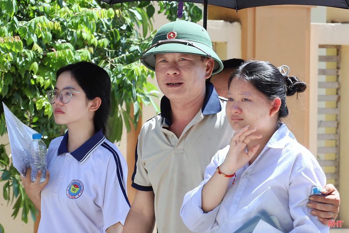 Bên cạnh những gương mặt rạng rỡ vẫn có những ánh mắt tiếc nuối vì bài thi chưa như mong đợi.