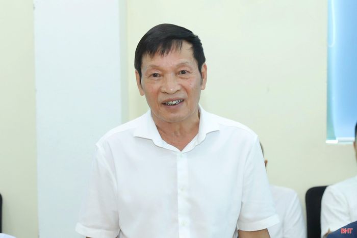 Ông Lê Văn An - Chủ tịch HĐQT Tổng Công ty Cơ điện Xây dựng - CTCP (AGRIMECO) báo cáo với đoàn công tác của tỉnh về hoạt động Nhà máy Thủy điện Ngàn Trươi, Nhà máy Thủy điện Vũ Quang và Dự án thí điểm điện mặt trời trên kênh thủy lợi Ngàn Trươi.