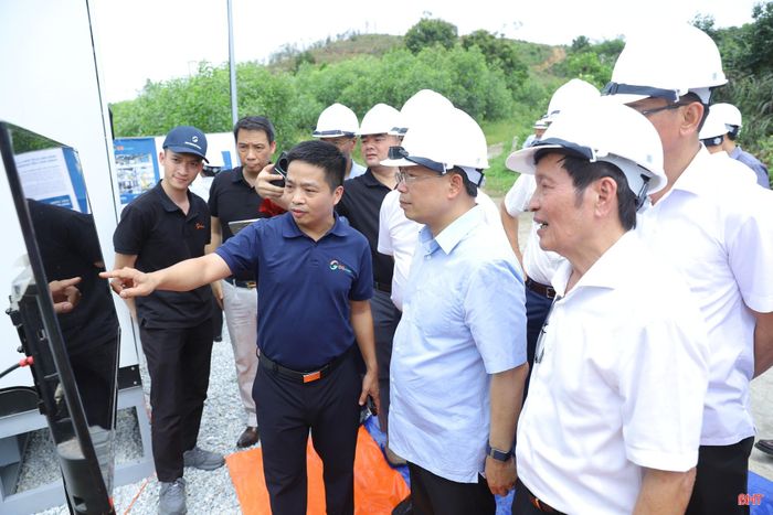 Đoàn công tác nghe báo cáo quá trình vận hành hệ thống điện mặt trời trên kênh thủy lợi Ngàn Trươi.