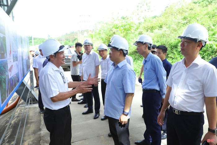 Đoàn công tác của tỉnh nghe báo cáo về Dự án thí điểm điện mặt trời trên kênh thủy lợi Ngàn Trươi.