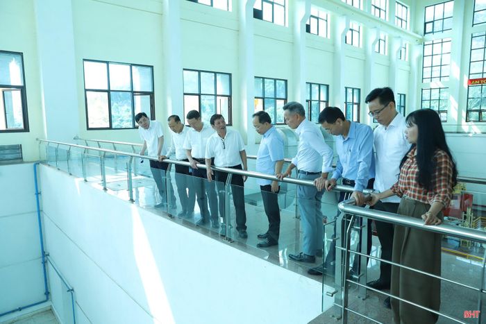 Đoàn công tác của tỉnh kiểm tra tại Nhà máy Thủy điện Ngàn Trươi.