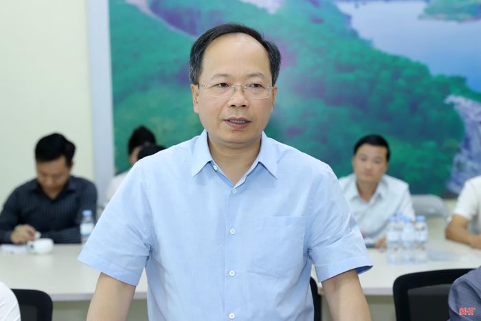 Đồng chí Nguyễn Duy Lâm - Ủy viên Trung ương Đảng, Bí thư Tỉnh ủy, Trưởng đoàn ĐBQH tỉnh trao đổi tại cuộc làm việc.
