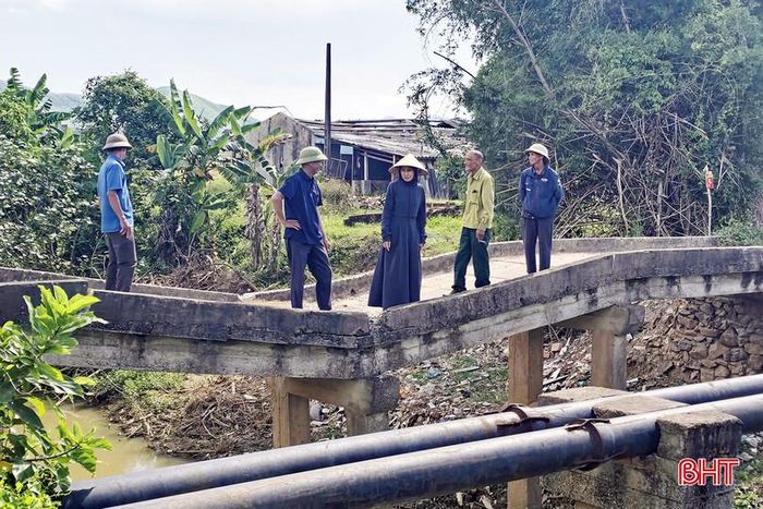 Thân cầu đã bị sụp và võng xuống lòng sông.