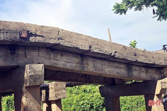 Dầm cầu cũng bị đứt gãy.