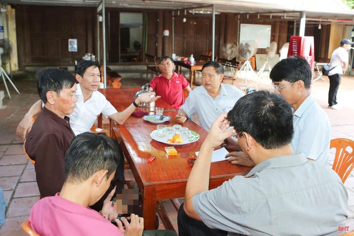 Ban Tổ chức soát xét các phần việc chuẩn bị cho lễ hội.