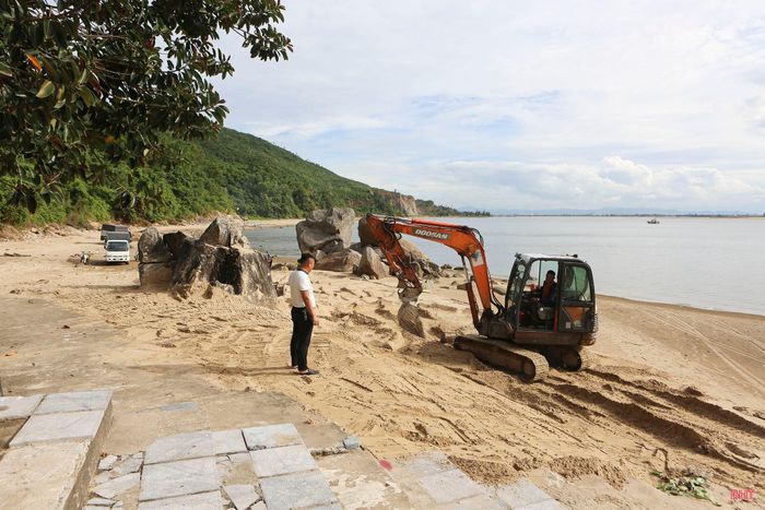 Công nhân thực hiện các phần việc chuẩn bị cho lễ hội vào chiều 11/6/2026.