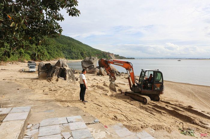 Công nhân thực hiện các phần việc chuẩn bị cho lễ hội vào chiều 11/6/2026.