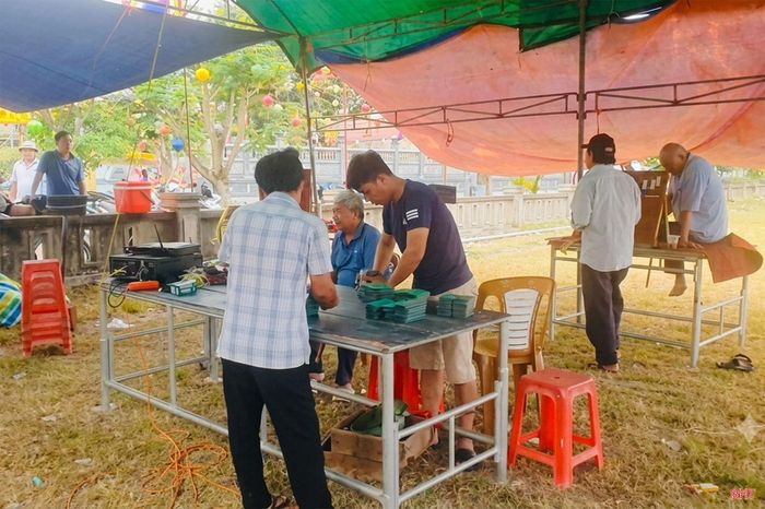 Không khí chuẩn bị lễ hội tại đền Đông Phương (thôn Xuân Phượng, xã Lộc Hà) - nơi thờ vọng danh tướng Lê Khôi.
