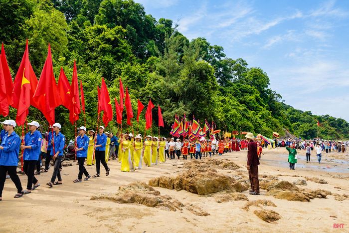  Lễ rước từ các đền thờ vọng về đền chính trong Lễ hội đền Lê Khôi. Ảnh: Tư liệu. 
