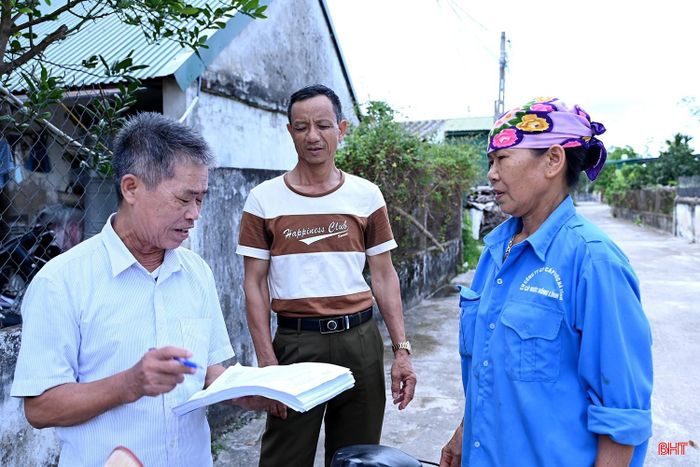 Phương án sắp xếp thôn được các cán bộ thôn ở xã Đức Thịnh giải thích rõ với người dân.