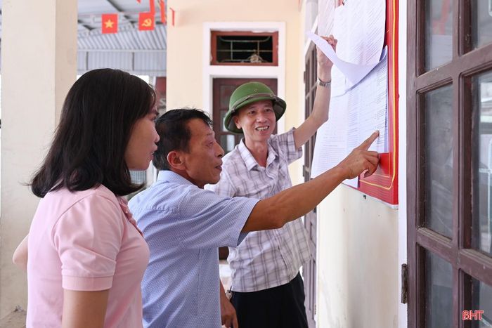 Cán bộ, người dân Tổ dân phố Tân Học (phường Trần Phú) theo dõi các thông tin về phương án tổng thể sắp xếp thôn, tổ dân phố trên địa bàn tỉnh.