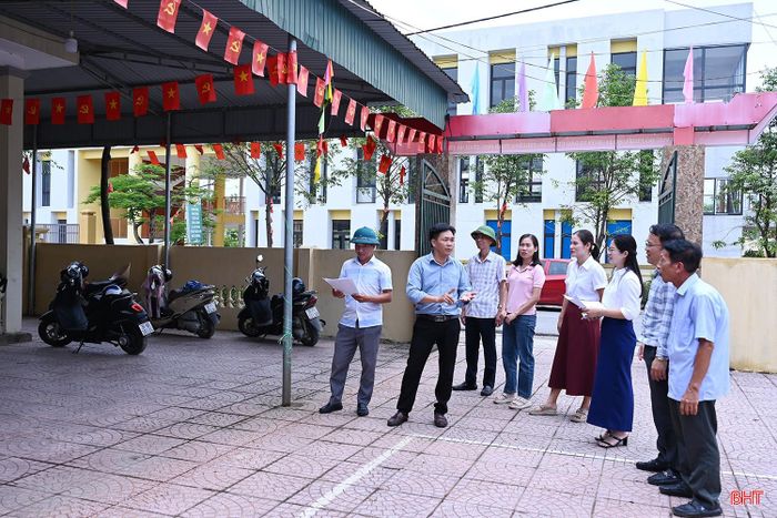 Cán bộ, công chức Phòng Văn hóa - Xã hội, UBND phường Trần Phú khảo sát hiện trạng nhà văn hóa để xây dựng phương án quản lý, sử dụng sau sắp xếp.