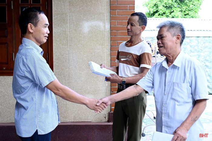Từ chiều 11/6, đội ngũ cán bộ thôn ở xã Đức Thịnh đã đồng loạt triển khai việc phát phiếu lấy ý kiến Nhân dân đối với phương án sắp xếp thôn.