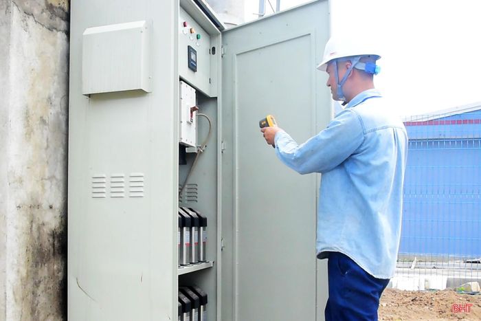 Công nhân Công ty TNHH Trang phục quốc tế Gaiwach kiểm tra vận hành của trạm biến áp.