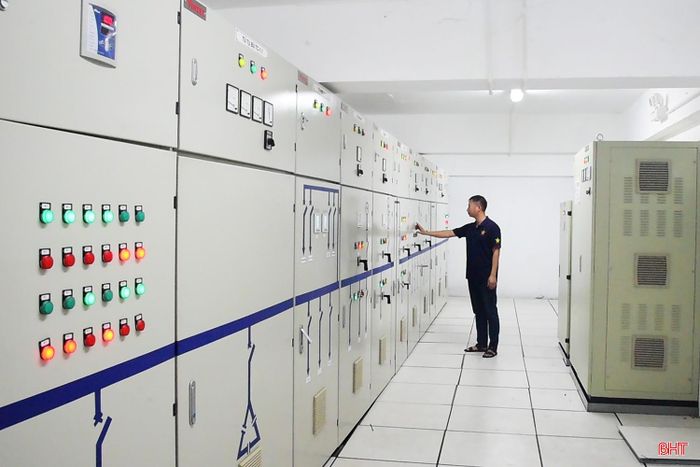 Công ty Cổ phần Bia Nghệ Tĩnh thường xuyên kiểm tra hệ thống điện.