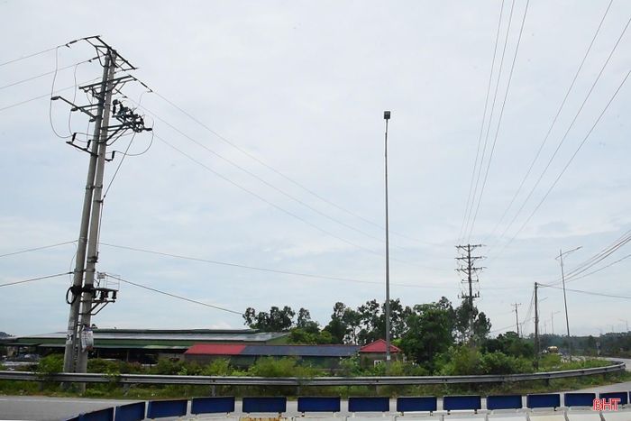 Đường dây đấu nối cung cấp điện cho Cụm công nghiệp Cổng Khánh 1.