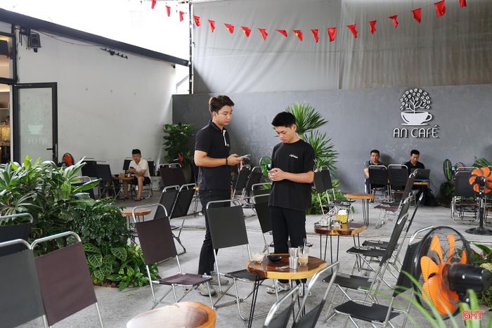 Anh Nguyễn Quốc Cường - chủ quán cà phê An (phường Thành Sen) được cán bộ thuế hướng dẫn giải đáp vướng mắc.