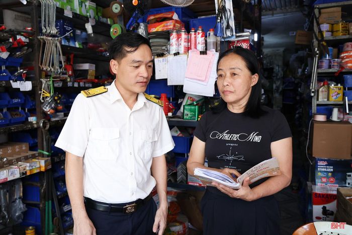 Thuế cơ sở 6 tỉnh Hà Tĩnh tuyên truyền, hướng dẫn hộ kinh doanh kê khai nộp thuế.