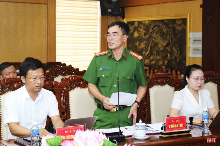 Đại tá Nguyễn Duy Đông - Phó Giám đốc Công an tỉnh báo cáo kết quả hoạt động của Tiểu ban An ninh mạng.