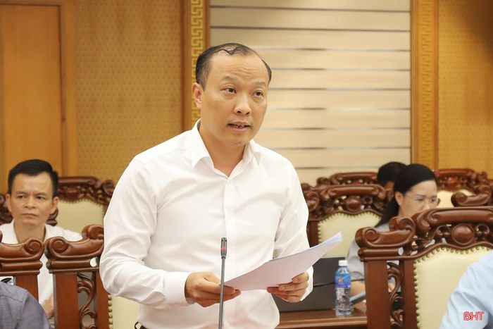 Đồng chí Thái Phúc Sơn - Chánh Văn phòng Tỉnh ủy báo cáo kết quả thực hiện Nghị quyết số 57 trong những tháng đầu năm.