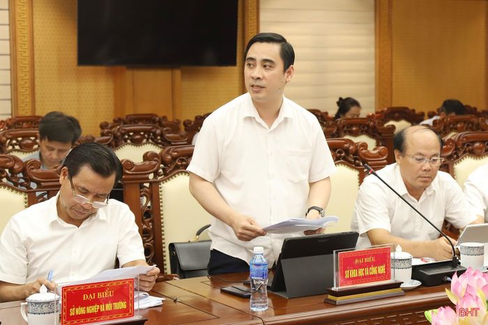  Đồng chí Lê Thành Đông - Giám đốc Sở KH&amp;CN báo cáo tình hình thực hiện các nhiệm vụ trọng tâm về khoa học, công nghệ, đổi mới sáng tạo và chuyển đổi số; những khó khăn, điểm nghẽn và giải pháp trọng tâm trong thời gian tới. 