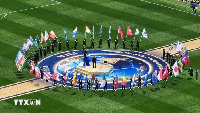 Rước quốc kỳ của các quốc gia tham gia thi đấu tại FIFA World Cup 2026 trong lễ khai mạc. (Ảnh: Yonhap/TTXVN)