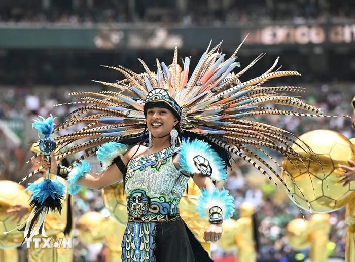 Các nghệ sỹ trình diễn tại Lễ khai mạc FIFA World Cup 2026 ở Mexico City, Mexico ngày 11/6/2026. (Ảnh: THX/TTXVN)