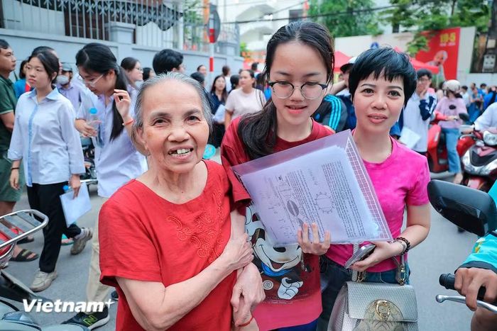 Hay người bà năm nay đã ngoài 80 luôn đồng hành cùng cháu ngoại từ thuở lọt lòng, bà Đào Thị Phẩm với cháu ngoại Đỗ Kim Ngân suốt 18 năm qua 'chưa rời nhau nửa bước.' (Ảnh: Hoài Nam/Vietnam+)