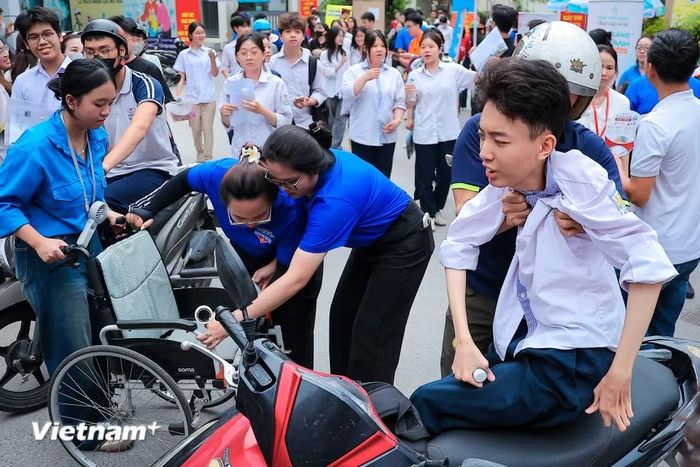 Người cha 46 tuổi đã làm 'đôi chân' cho con trai trên hành trình đi tìm con chữ suốt quãng đời học sinh của Sơn vì em mắc chứng yếu cơ bẩm sinh. (Ảnh: Hoài Nam/Vietnam+)