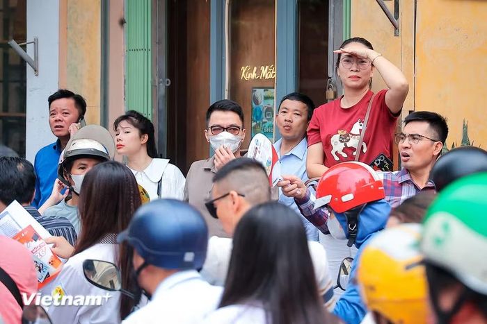 Nhưng bên cạnh sự lo âu ấy là tình yêu thương vô bờ bến và cả niềm tin dành cho con trước ngưỡng cửa cuộc đời. (Ảnh: Hoài Nam/Vietnam+)