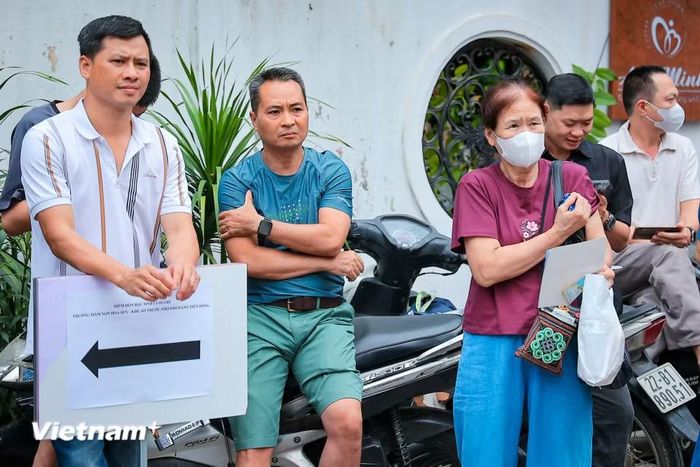 Nếu bên trong phòng thi là những cuộc đấu trí căng thẳng với đề bài, thì bên ngoài cổng trường, các phụ huynh cũng trải qua một "cuộc chiến" tâm lý không kém phần cam go. (Ảnh: Hoài Nam/Vietnam+)
