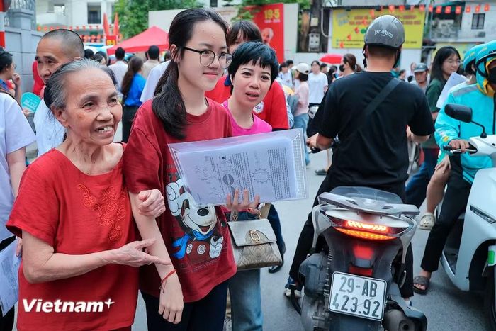 Bà Phẩm chia sẻ: “Cháu bảo vào phòng thi áp lực lắm nên bà phải đi cùng con," nên dù tuổi cao bà vẫn bám trụ ở khu vực cổng trường đợi cháu kết thúc môn thi. (Ảnh: Hoài Nam/Vietnam+)