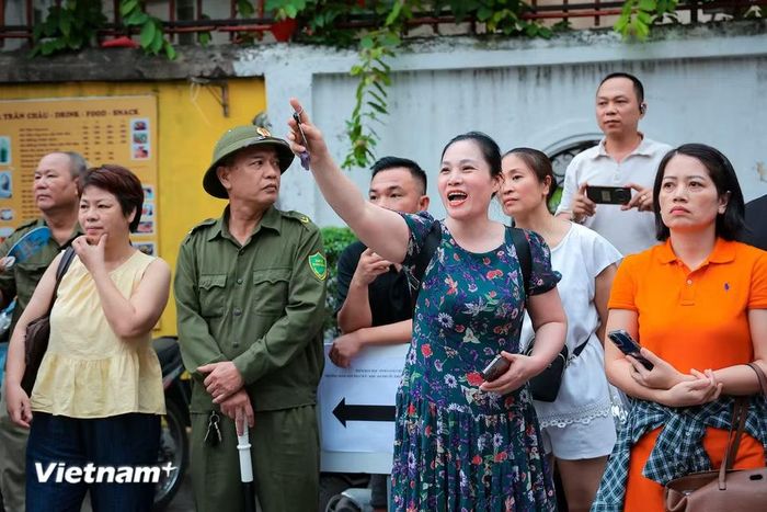 Sự đồng hành của phụ huynh không chỉ là đứng đợi ở cổng trường, mà là cả một quá trình chăm lo từng bữa ăn đủ chất, giấc ngủ đủ giấc và những lời động viên đúng lúc trước ngày thi. (Ảnh: Hoài Nam/Vietnam+)