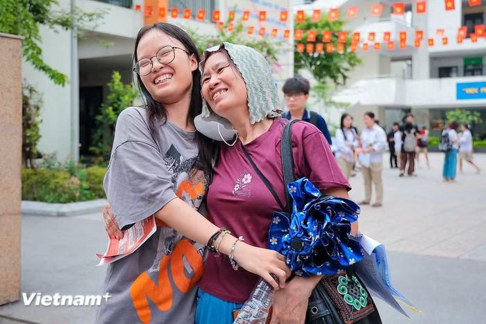 Mỗi kỳ thi là một hành trình đồng hành đong đầy lo âu, kỳ vọng và tình yêu thương vô bờ bến của cha mẹ. (Ảnh: Hoài Nam/Vietnam+)
