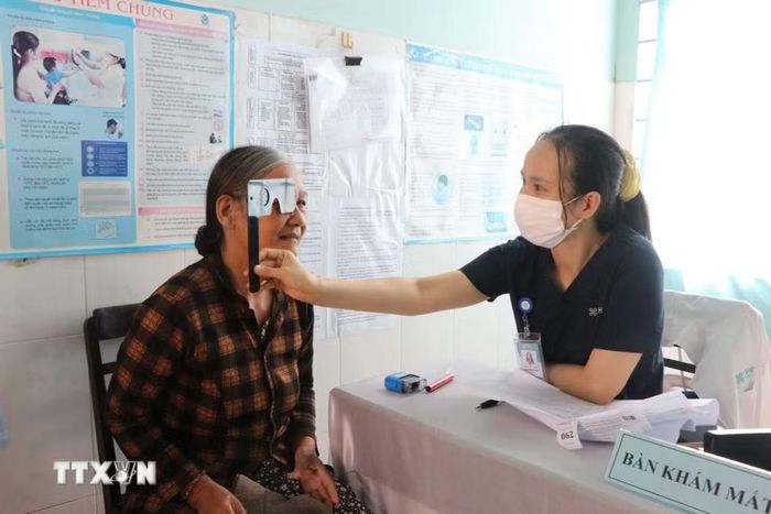 Khám sức khỏe giúp phát hiện sớm các bệnh lý, từ đó, chủ động điều trị, nâng cao hiệu quả chăm sóc sức khỏe. (Ảnh: Nguyên Dung/TTXVN)