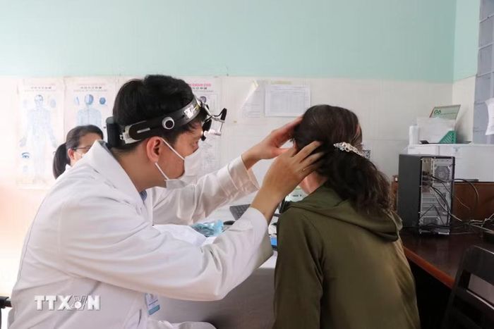 Trạm Y tế phường Tân An, tỉnh Đắk Lắk triển khai khám sức khỏe định kỳ, khám sàng lọc miễn phí cho 120 người cao tuổi. (Ảnh: Nguyên Dung/TTXVN)
