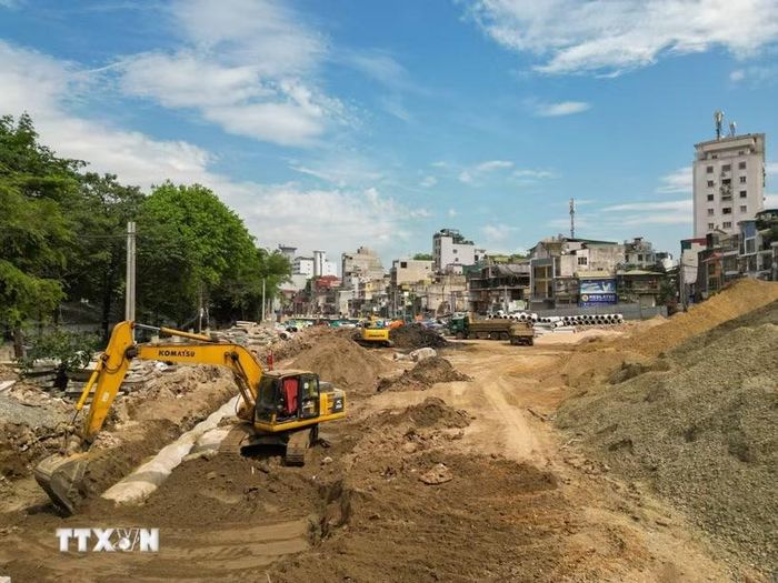 Các đơn vị thi công duy trì hoạt động liên tục cả ngày lẫn đêm tại dự án Vành đai 1 Hoàng Cầu-Voi Phục. (Ảnh: Lê Đông/TTXVN)