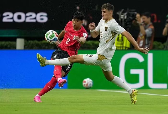 Pha tranh bóng giữa cầu thủ Lee Han-beom (trái) của Hàn Quốc và Alexandr Sojka của CH Séc trong trận đấu. (Ảnh: THX/TTXVN)