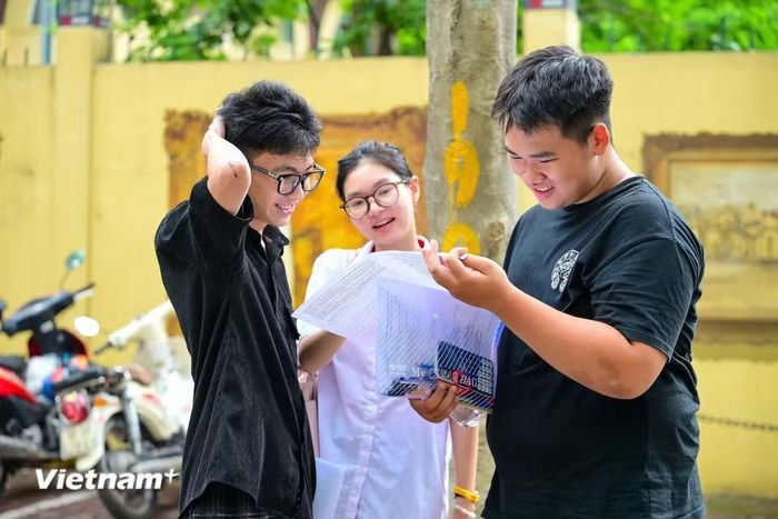 Nhiều thí sinh chia sẻ rằng cảm giác lúc này giống như vừa trút bỏ được một "gánh nặng", kết quả ra sao tính sau, trước mắt là phải tận hưởng việc không còn áp lực bài vở. (Ảnh: Minh Sơn/Vietnam+)