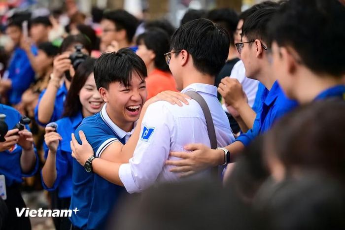 Ghi nhận tại điểm thi trường Trung học phổ thông Phan Đình Phùng (Hà Nội), 9h40 các thí sinh đã bước ra khỏi phòng thi chính thức hoàn thành môn thi cuối cùng. (Ảnh: Minh Sơn/Vietnam+)