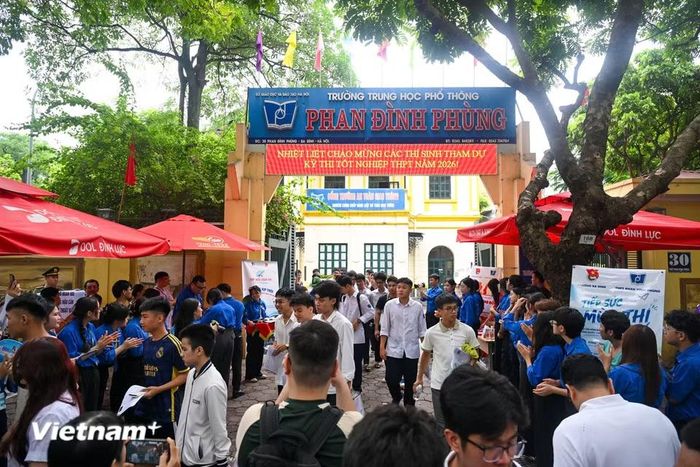 Các thí sinh đã hoàn thành môn thi cuối cùng với môn tự chọn theo hình thức trắc nghiệm. (Ảnh: Minh Sơn/Vietnam+)