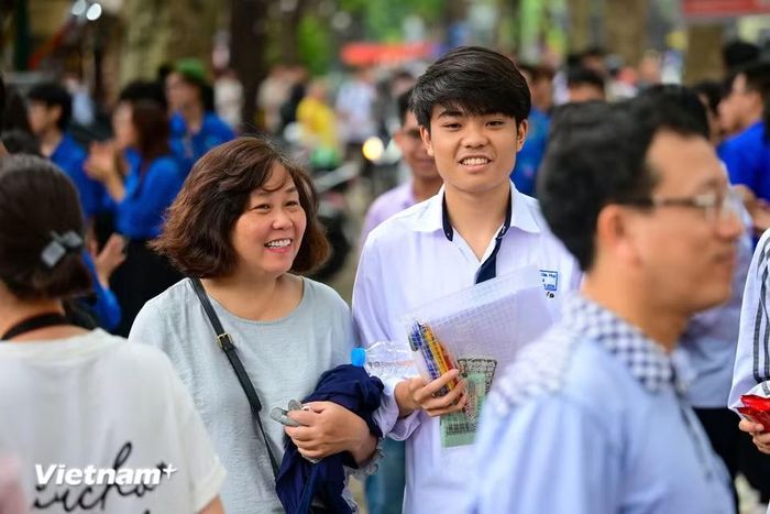Không chỉ có thí sinh, các bậc phụ huynh cũng thở phào nhẹ nhõm. (Ảnh: Minh Sơn/Vietnam+)