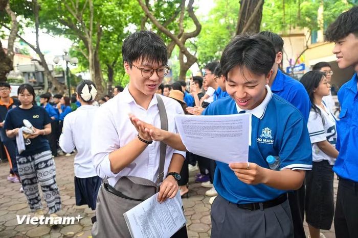 Các sỹ tử đều rạng rỡ sau khi kết thúc buổi thi sáng nay. (Ảnh: Minh Sơn/Vietnam+)
