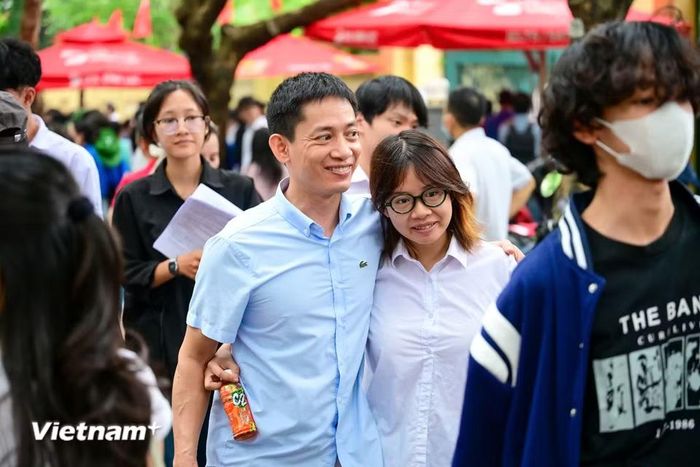 Niềm vui của các sĩ tử cùng cha mẹ sau chuỗi ngày dài "ăn ngủ cùng đề cương." (Ảnh: Minh Sơn/Vietnam+)