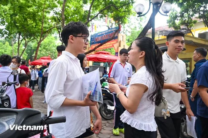 Kỳ thi tốt nghiệp Trung học phổ thông khép lại, thế hệ học sinh sinh năm 2008 chính thức hoàn thành chặng đường 12 năm đèn sách phổ thông. (Ảnh: Minh Sơn/Vietnam+)