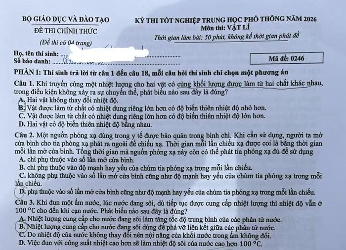 Đề thi môn Vật lý. (Ảnh: PV/Vietnam+)
