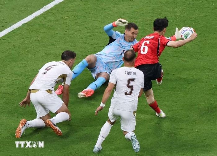 Hwang In-beom ghi bàn thắng cân bằng tỷ số 1-1. (Ảnh: Yonhap/TTXVN)