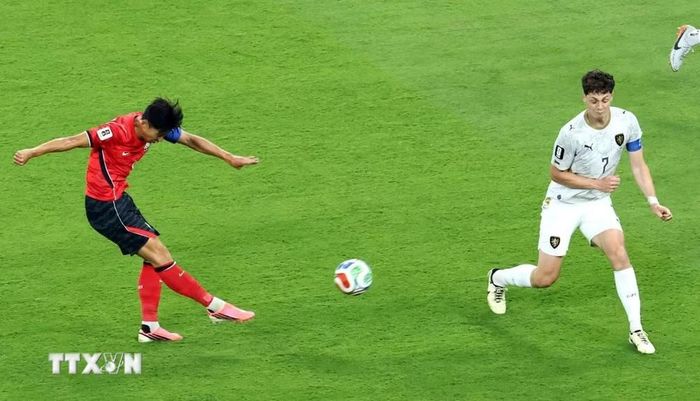 Son Heung-min sút xa nhưng không thành công. (Ảnh: Yonhap/TTXVN)
