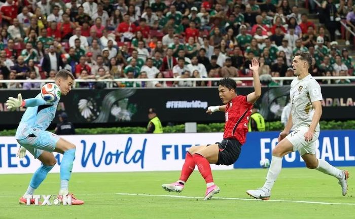 Oh Hyeon-Gyu ghi bàn nâng tỷ số lên 2-1 cho Hàn Quốc. (Ảnh: Yonhap/TTXVN)