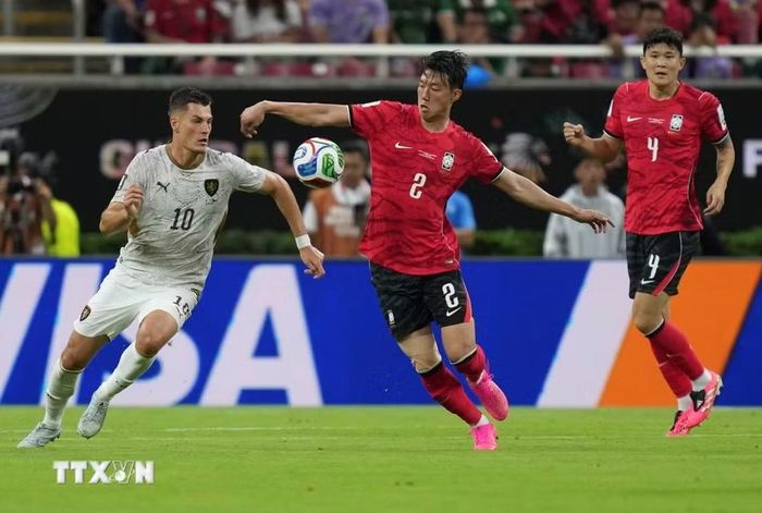 Pha tranh bóng giữa cầu thủ Lee Han-beom (giữa) của Hàn Quốc và Patrik Schick của CH Séc. (Ảnh: THX/TTXVN)